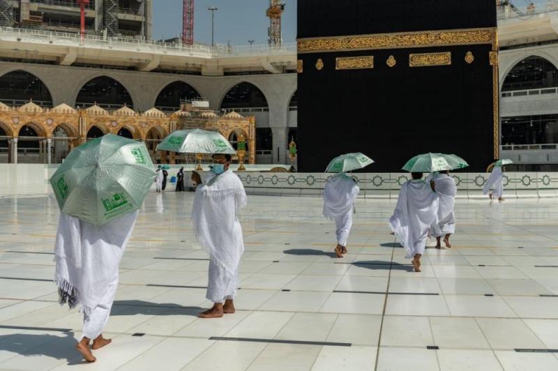 رئاسة الحرمين توزع مظلات للمعتمرين