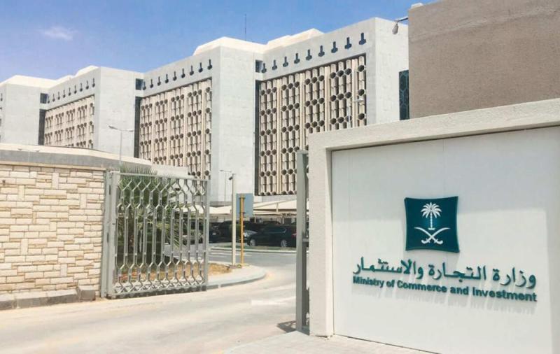 'التشهير' بعامل في محطة وقود يخلط البنزين بالديزل