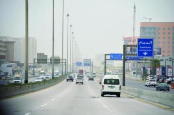 رياح على الشرقية وسحب رعدية مطرة على مكة والمدينة