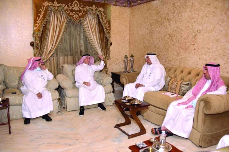 «شاطئ الدمام» يشكو غياب الخدمات والمرافق