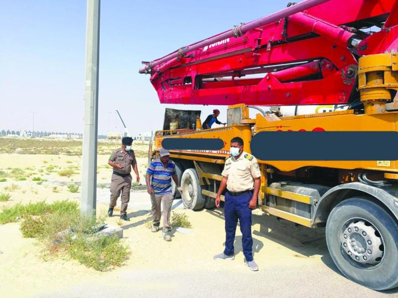 ضبط شاحنة تلقي «فائض الأسمنت» بمناطق سكنية