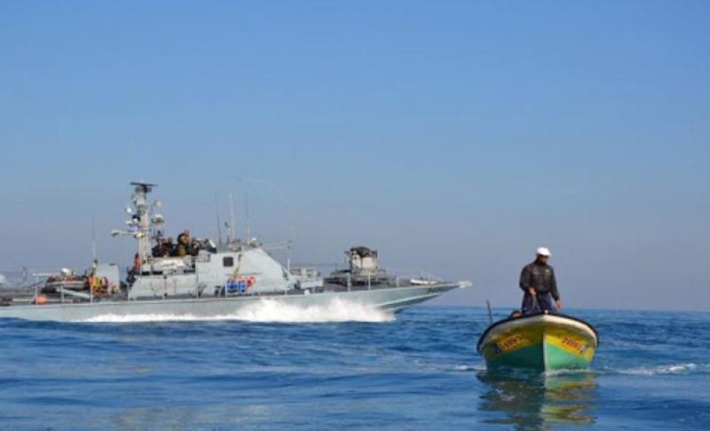 زوارق الاحتلال تهاجم الصيادين الفلسطينيين في بحر غزة