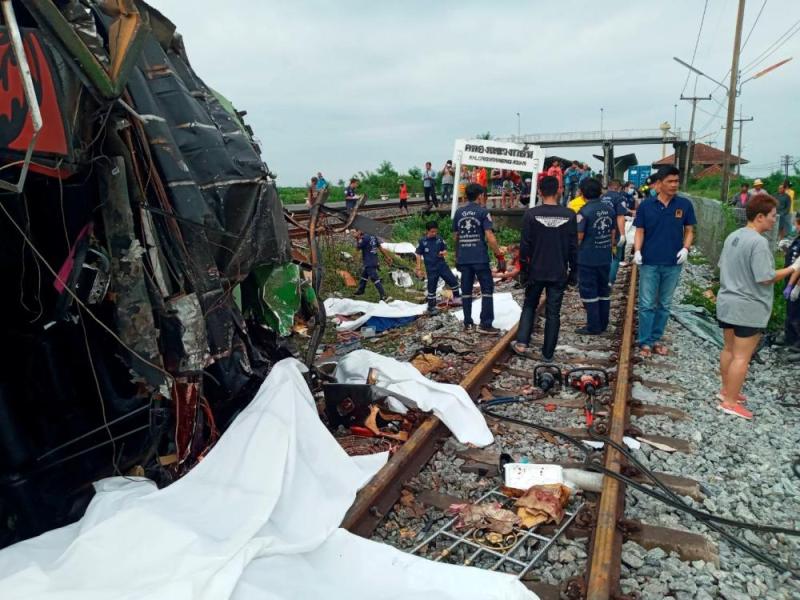 50 قتيلاً ومصاباً جراء تصادم قطار بحافلة في تايلاند
