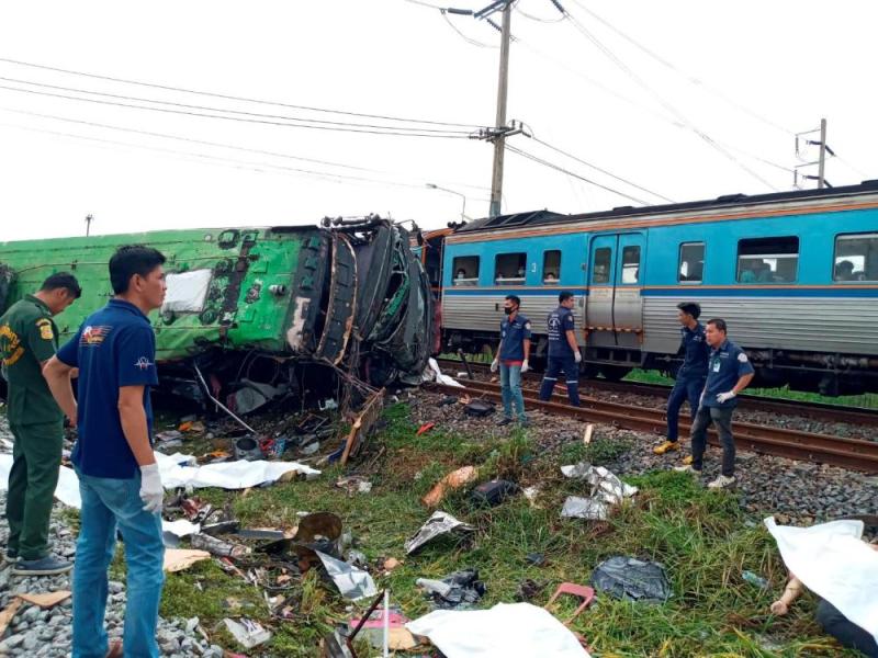 50 قتيلاً ومصاباً جراء تصادم قطار بحافلة في تايلاند