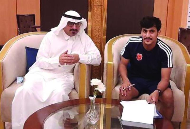لاعب أناديا البرتغالي يوقع للثقبة
