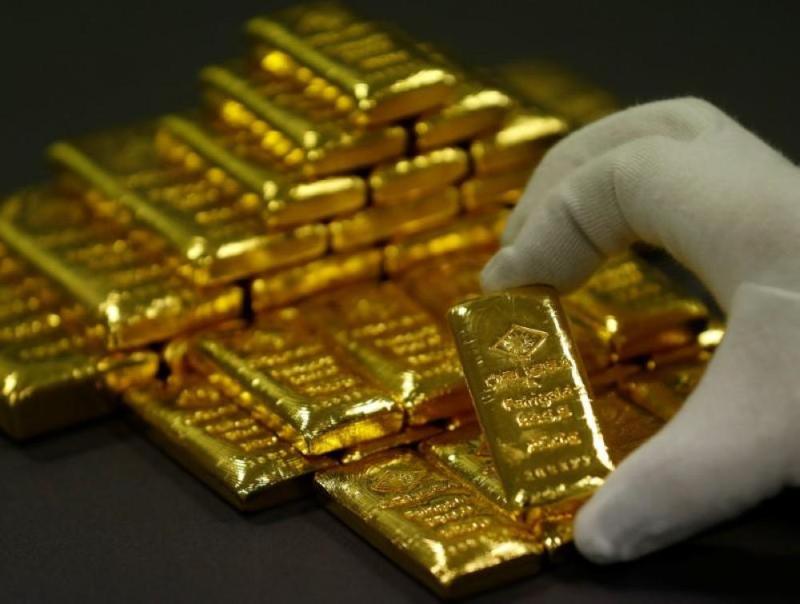 الذهب يهبط عن أعلى مستوى في 3 أسابيع