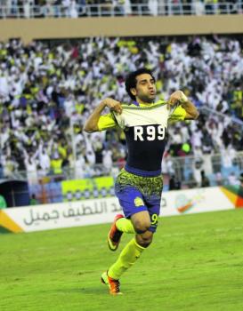 الراهب يعلق قميصه بعد 18 عاما