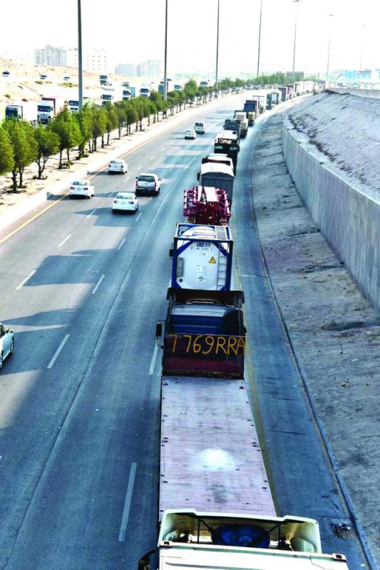 تكدس الشاحنات على طريق «ميناء الدمام» لا يزال مستمرا