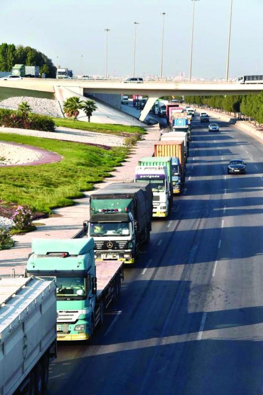تكدس الشاحنات على طريق «ميناء الدمام» لا يزال مستمرا