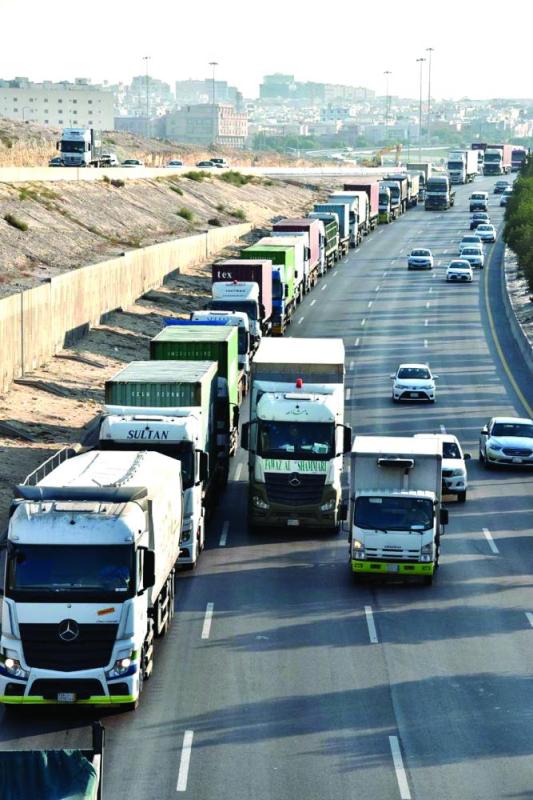 تكدس الشاحنات على طريق «ميناء الدمام» لا يزال مستمرا