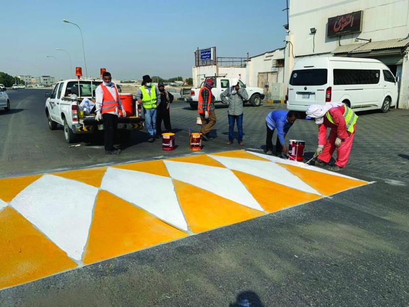 إصلاح حفريات الشوارع والأرصفة المتهالكة بالقطيف