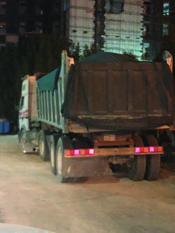 ضبط 4 شاحنات تجرف أراضي بالدمام