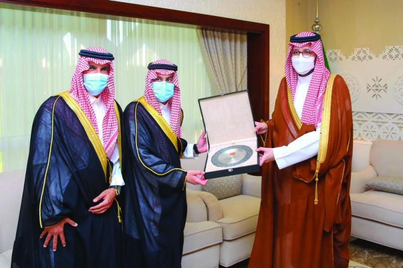 نائب أمير الشرقية يلتقي رئيس نادي القادسية وأعضاء المجلس