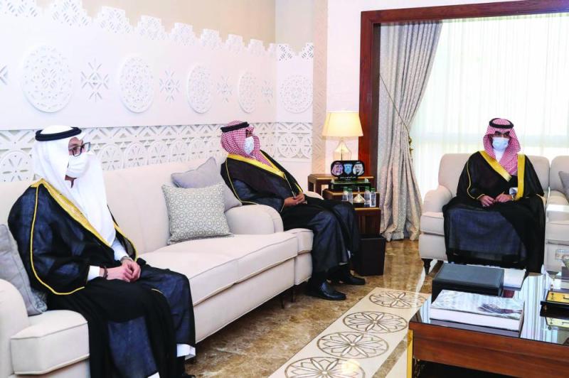 نائب أمير الشرقية يلتقي رئيس نادي القادسية وأعضاء المجلس