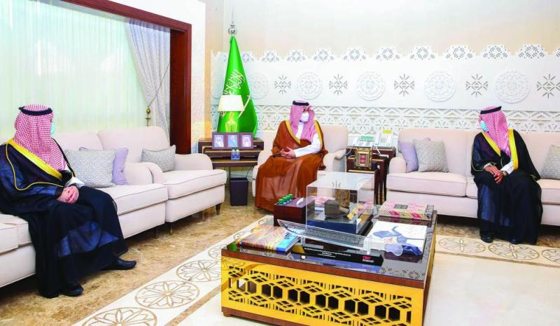 نائب أمير الشرقية يلتقي رئيس نادي القادسية وأعضاء المجلس
