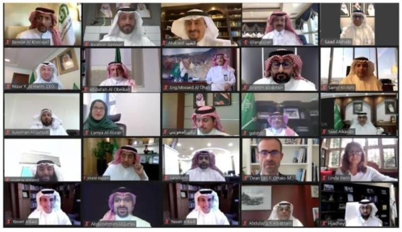 وزير الصناعة : بدأنا جني ثمار منجزات الصندوق الصناعي