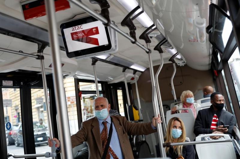 إيطاليا تسجل رقما قياسيا جديدا في إصابات كورونا
