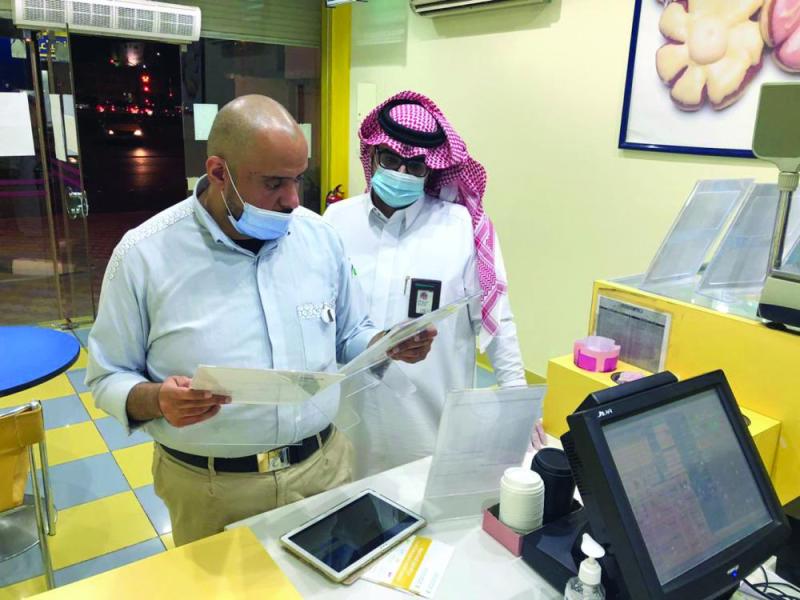 إغلاق وإنذار 4 محلات مخالفة ببقيق
