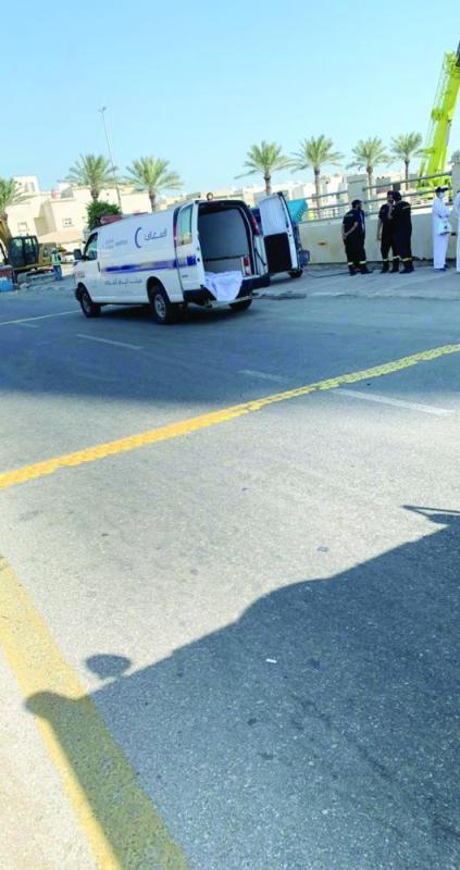 إنقاذ محتجزين أسفل أنقاض مواقف «برج الخبر»