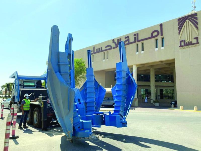 معدة حديثة لنقل وزراعة الأشجار العملاقة بالأحساء
