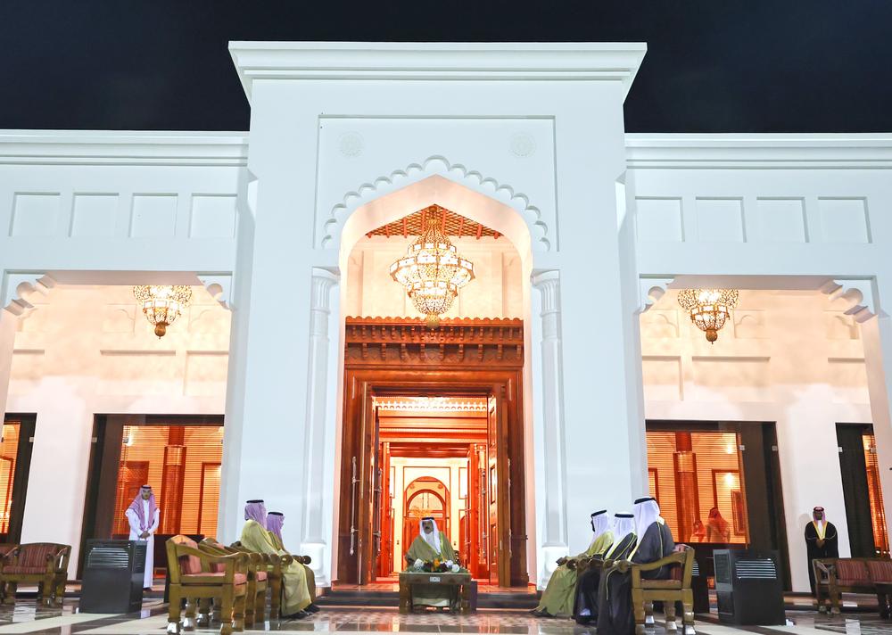 وزير الخارجية ينقل تحيات القيادة لملك البحرين