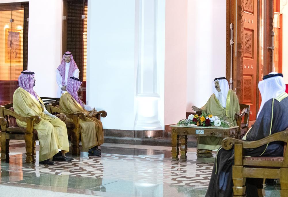 وزير الخارجية ينقل تحيات القيادة لملك البحرين