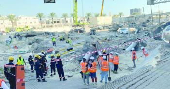 إنقاذ محتجزين أسفل أنقاض مواقف «برج الخبر»