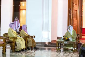 وزير الخارجية ينقل تحيات القيادة لملك البحرين
