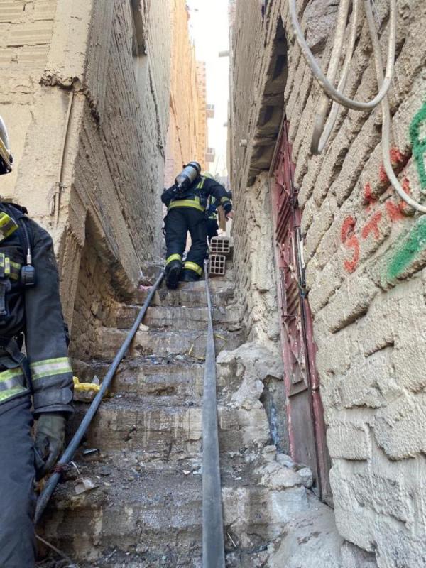 إخماد حريق في منزل شعبي بمكة