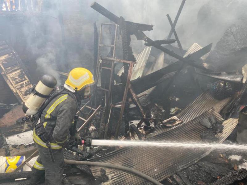 إخماد حريق في منزل شعبي بمكة