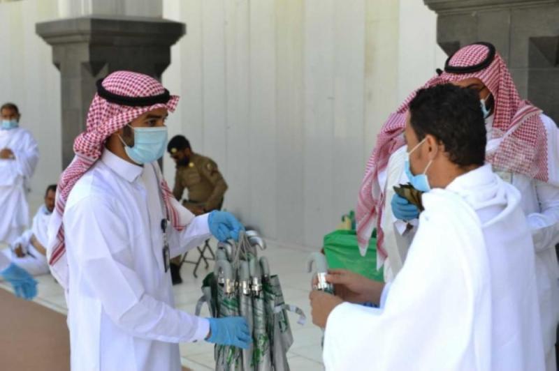 توزيع 400 مظلة ومناديل معقمة على المعتمرين