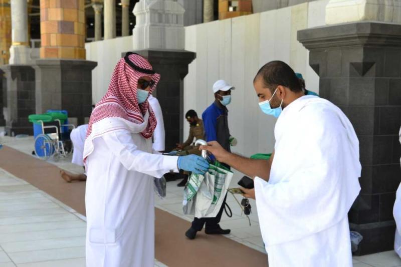 توزيع 400 مظلة ومناديل معقمة على المعتمرين