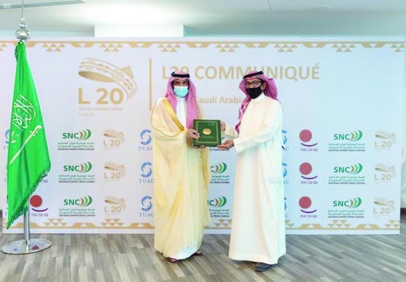 نيابة عن الملك.. وزير الموارد البشرية يتسلم بيان قمة «L20» الختامي