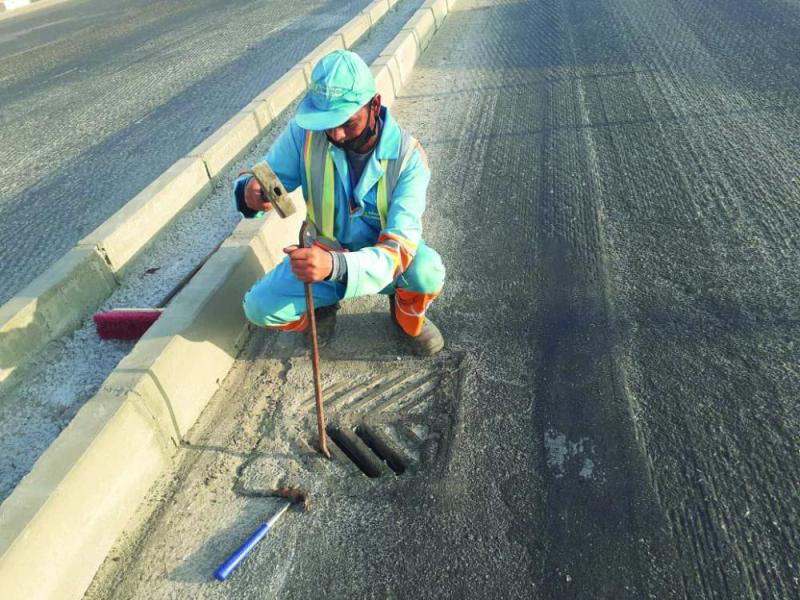 تنظيف مناهيل وخطوط تصريف الأمطار