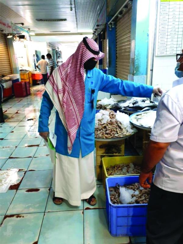 إغلاق وإنذار 26 محلا مخالفا