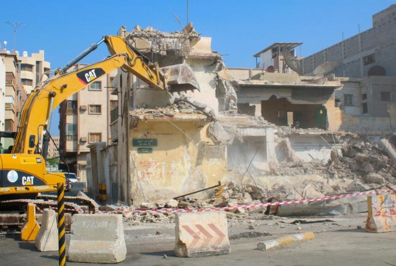 الدمام.. إزالة مبنى آيل للسقوط بالعدامة