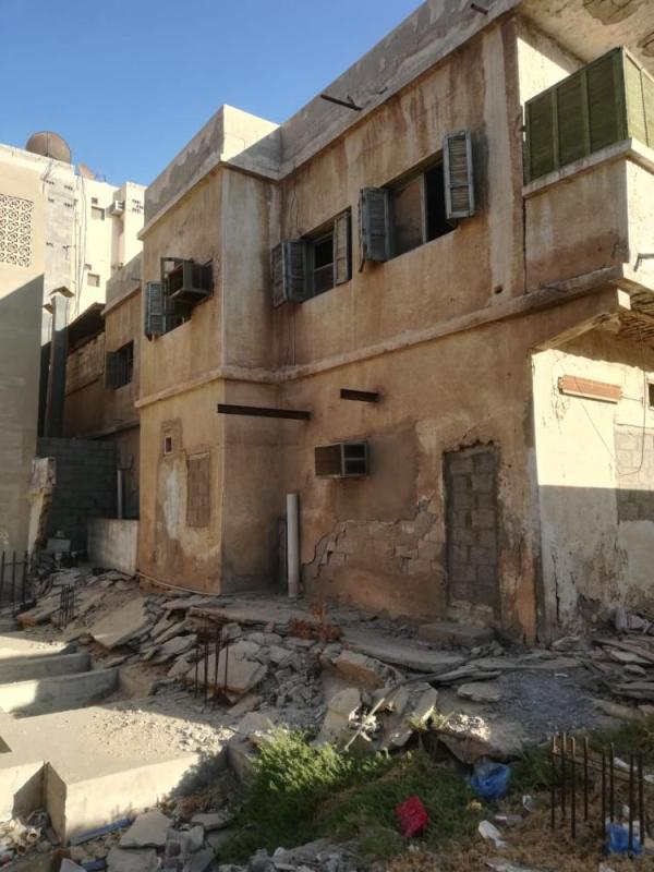 الدمام.. إزالة مبنى آيل للسقوط بالعدامة