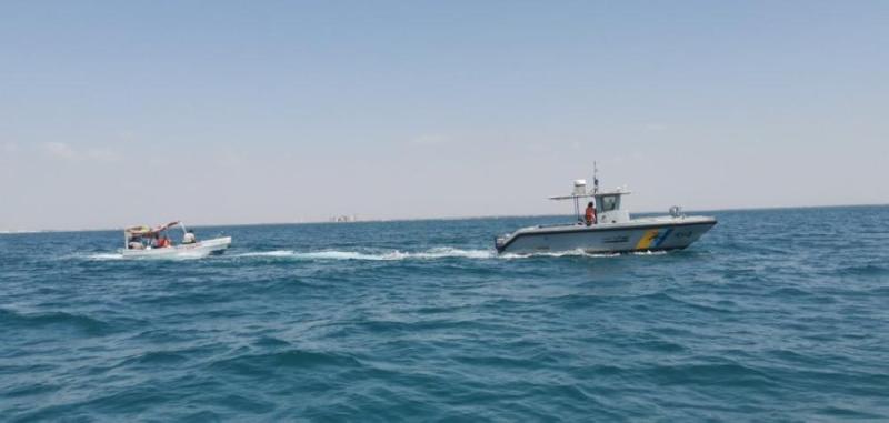 جازان.. إنقاذ 4 مواطنين تعطل قاربهم بعرض البحر