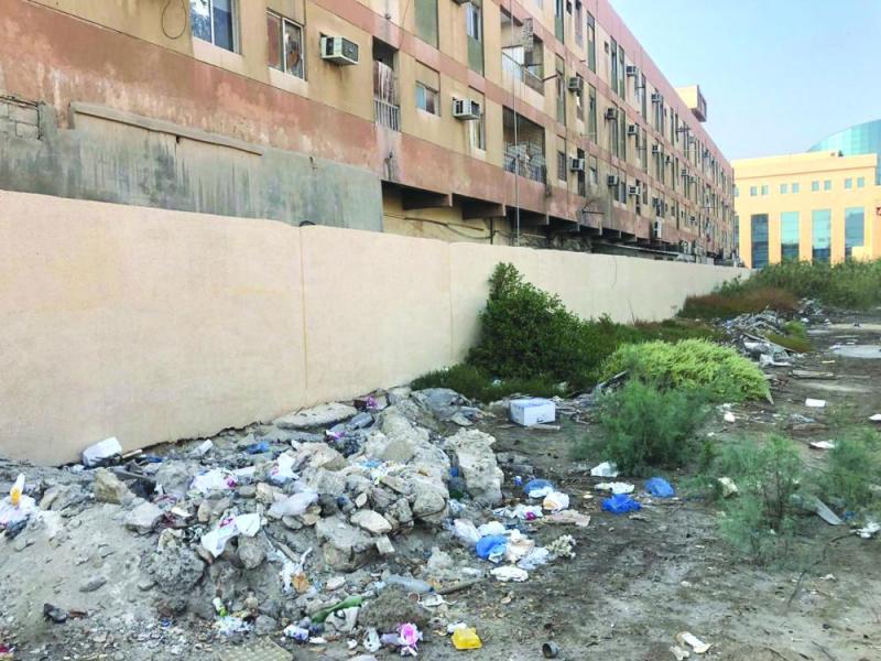 الدمام.. «النفايات» تنتهك حرمة الموتى بمقبرة حي الربيع