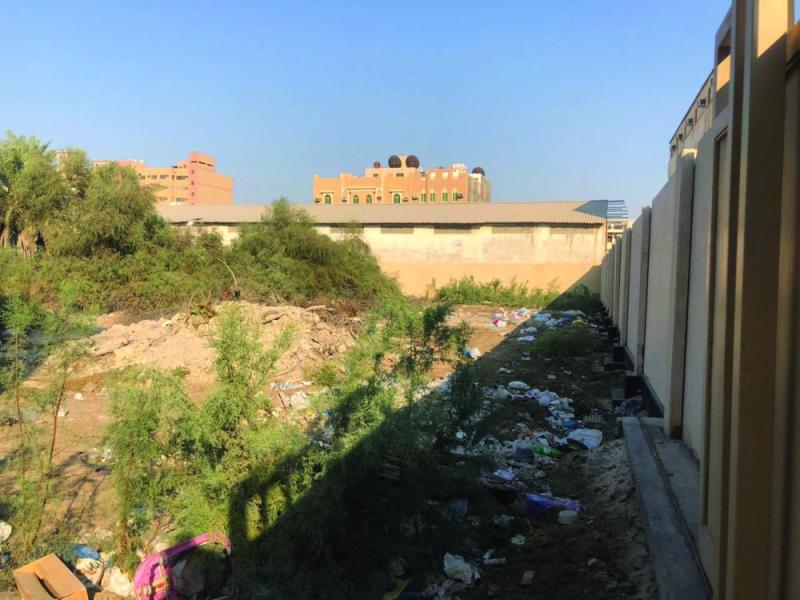 الدمام.. «النفايات» تنتهك حرمة الموتى بمقبرة حي الربيع
