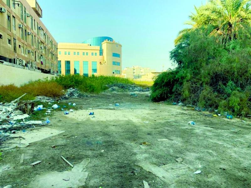 الدمام.. «النفايات» تنتهك حرمة الموتى بمقبرة حي الربيع