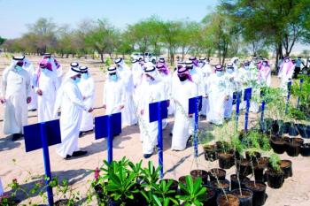 جامعة الملك فيصل تدعم «لنجعلها خضراء» بغرس 45 ألف شتلة