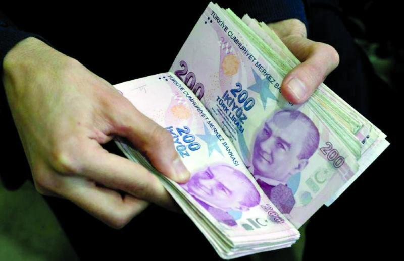 الليرة التركية تواصل هبوطها وتسجل مستويات قياسية