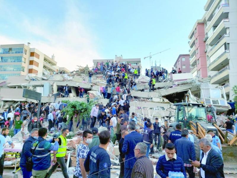 انهيار 26 مبنى جراء زلزال في إزمير التركية