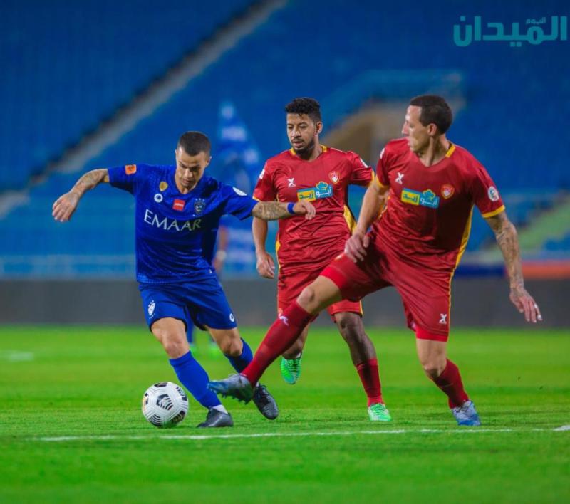 بالصور: الهلال يهزم ضمك بثنائية غوميز
