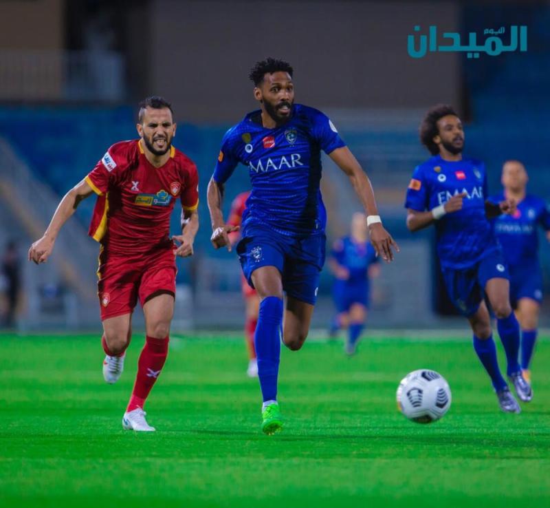 بالصور: الهلال يهزم ضمك بثنائية غوميز