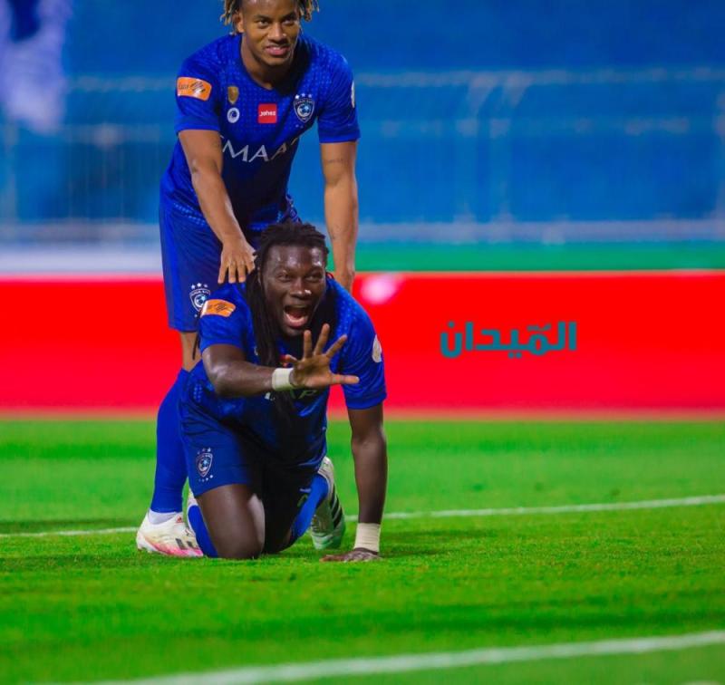 بالصور: الهلال يهزم ضمك بثنائية غوميز