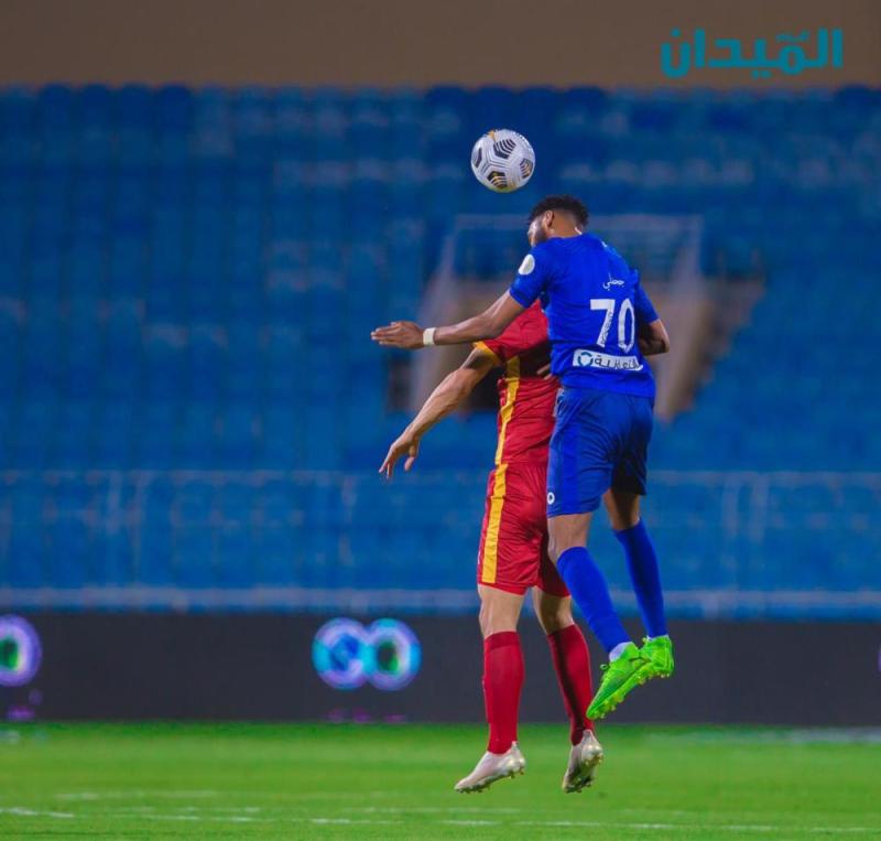 بالصور: الهلال يهزم ضمك بثنائية غوميز