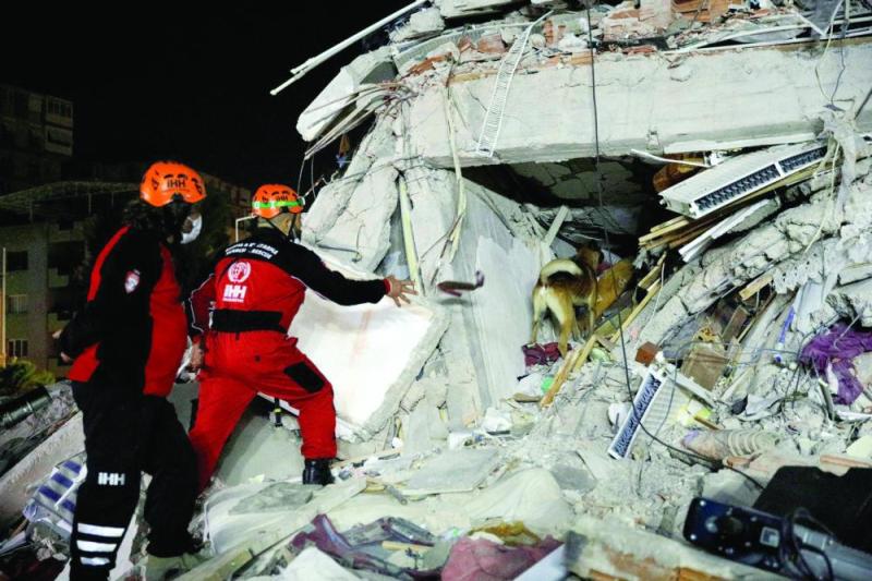33 ساعة تحت الأنقاض ويخرج «حيا»