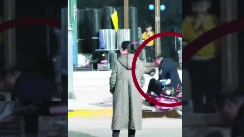 يضرب زوجته حتى الموت في الشارع